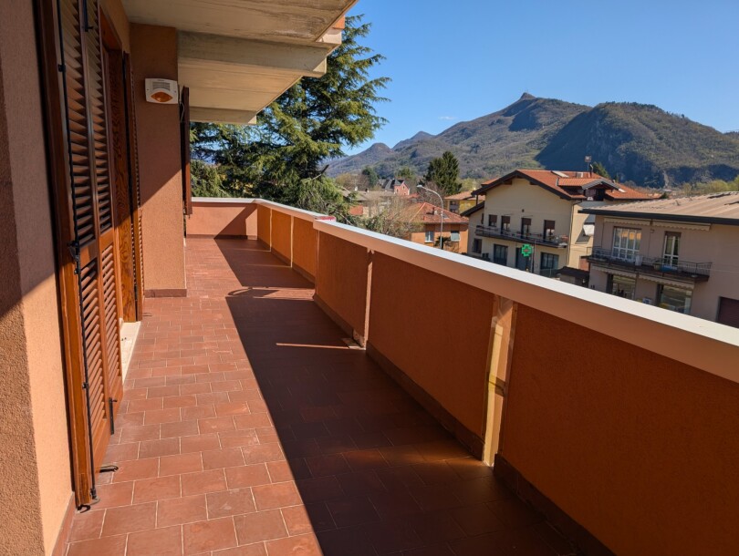 BISUSCHIO, COMODO TRILOCALE CON BOX-9