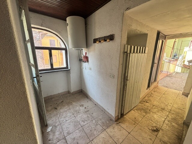 CUASSO AL MONTE, QUADRILOCALE DA RISTRUTTURARE CON CANTINA-9